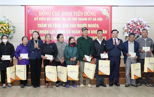 Bí thư Thành ủy Hà Nội Đinh Tiến Dũng tặng quà Tết hộ nghèo và công nhân lao động
