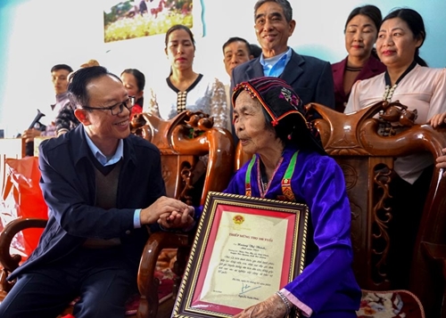 Lãnh đạo tỉnh Hà Giang thăm, tặng quà Tết cho các hộ nghèo, gia đình chính sách
