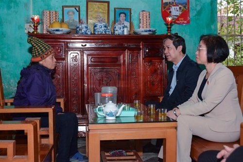 Bộ trưởng Nguyễn Kim Sơn thăm hỏi giáo viên khó khăn nhân dịp Tết Nguyên đán