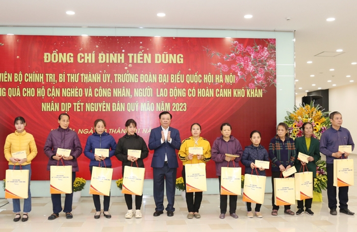 Bí thư Thành ủy Hà Nội thăm, tặng quà Tết gia đình chính sách và công nhân, lao động