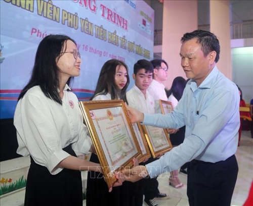 Phú Yên Vinh danh sinh viên tiêu biểu, tặng học bổng cho học sinh khó khăn