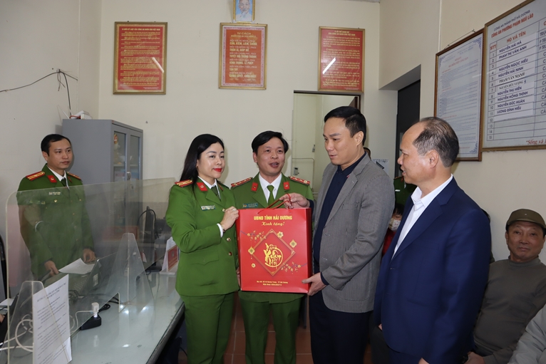 Chủ tịch UBND tỉnh Hải Dương động viên một số lực lượng trực Tết