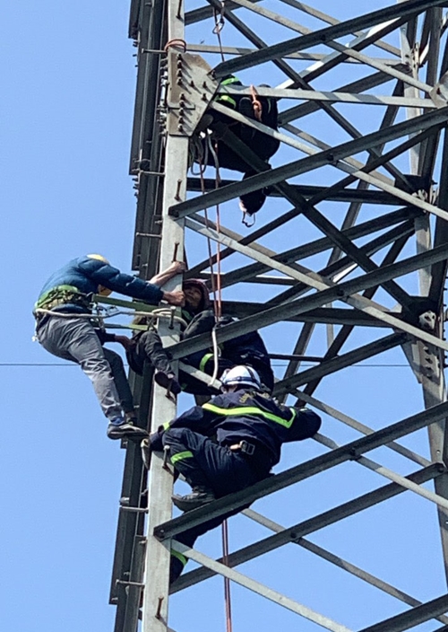 Giải cứu thành công người phụ nữ leo cột điện cao thế ở quận Hà Đông