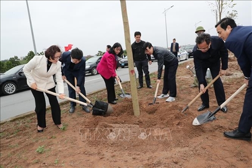 Đồng chí Võ Văn Thưởng dự lễ phát động Tết trồng cây tại Hưng Yên