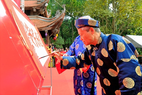 Lễ khai bút đầu Xuân ở đền thờ Chu Văn An thu hút hàng nghìn du khách