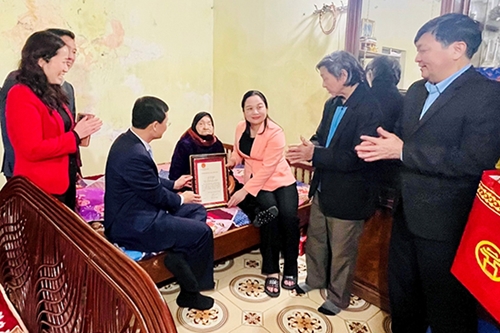 Hà Nội trao tặng quà Tết đạt hơn 148 kế hoạch