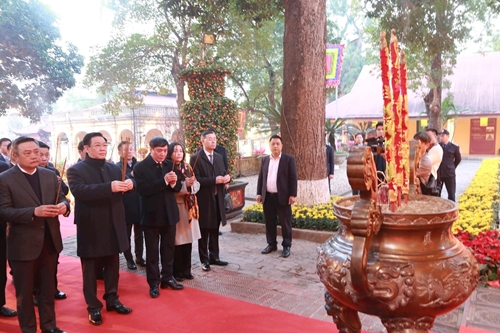 Chủ tịch Quốc hội dâng hương khai Xuân tại Hoàng thành Thăng Long