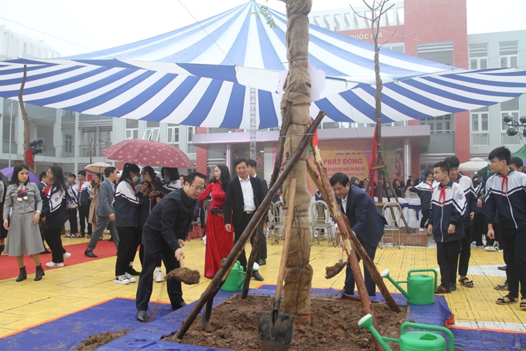 Hà Nội phấn đấu trồng mới gần 15 000 cây xanh trong trường học