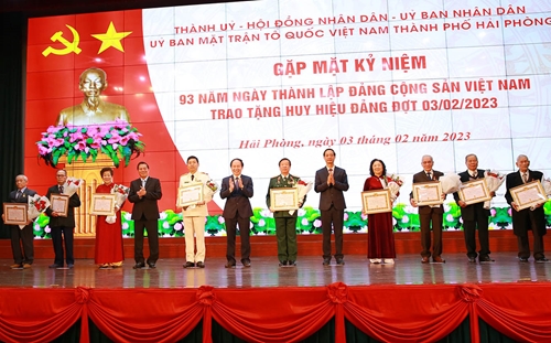 Hải Phòng Trao tặng Huy hiệu Đảng đợt 3 2 cho hơn 1 700 đảng viên