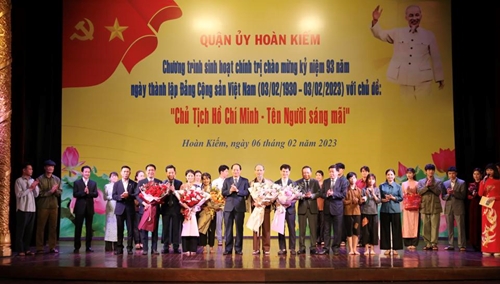 Đặc sắc Chương trình sinh hoạt chính trị Chủ tịch Hồ Chí Minh - tên Người sáng mãi