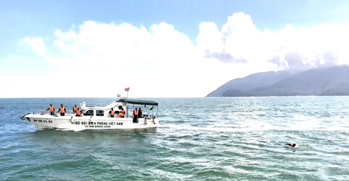 Biên phòng Đà Nẵng cứu nạn tàu cá bị chìm trên biển