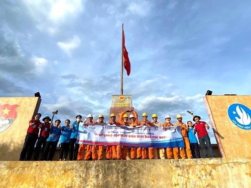 Đoàn Thanh niên Tổng Công ty Điện Lực TP Hồ Chí Minh đón nhận Cờ thi đua Đơn vị xuất sắc năm 2022