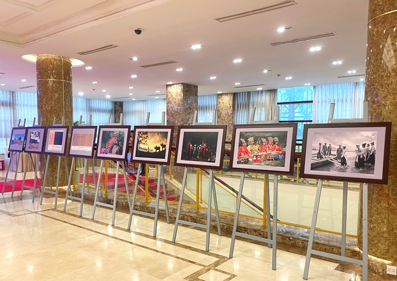 Khai mạc triển lãm ảnh Kỷ niệm 80 năm Đề cương về Văn hóa Việt Nam