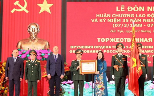 Trung tâm Nhiệt đới Việt - Nga đón nhận Huân chương Lao động hạng Nhất