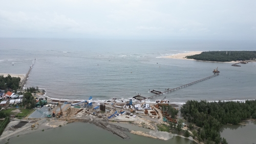 Nỗ lực thi công cầu vượt cửa biển Thuận An