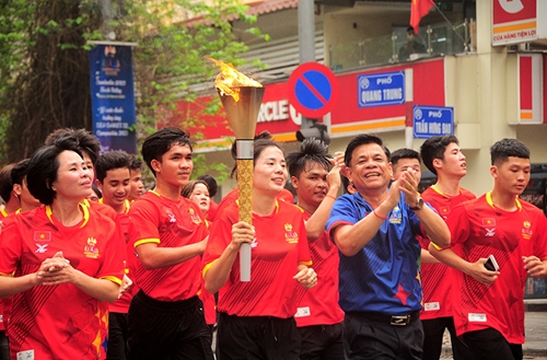 Trang trọng Lễ rước đuốc SEA Games 32 tại Hà Nội