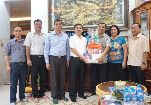 Ủy ban Dân tộc thăm, tặng quà cán bộ hưu trí nhân dịp Tết Chôl Chnăm Thmây 2023