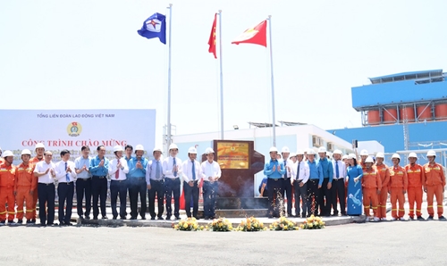 Gắn biển công trình đầu tiên chào mừng Đại hội XIII Công đoàn Việt Nam