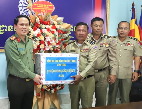 Công an tỉnh Đắk Nông thăm, chúc Tết lực lượng Công an tỉnh Mondulkiri, Campuchia