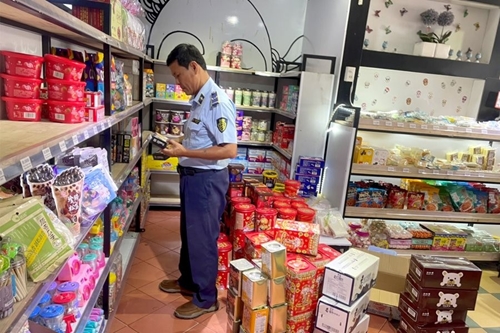 Bình Thuận Tạm giữ hơn 5 000 sản phẩm bánh kẹo không rõ nguồn gốc