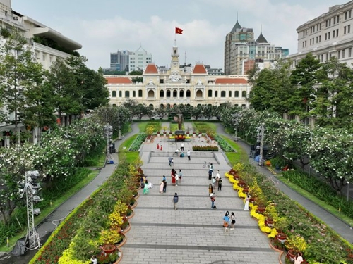 Tổ chức cho người dân và du khách tham quan trụ sở UBND TP Hồ Chí Minh