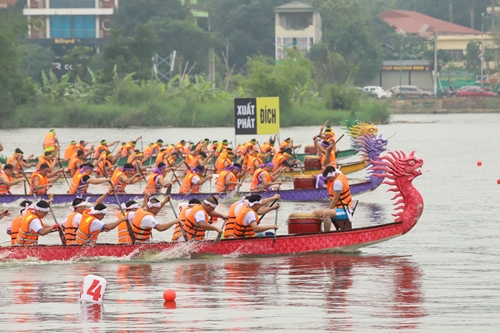 Phú Thọ Sôi động cuộc đua bơi chải trên hồ công viên Văn Lang