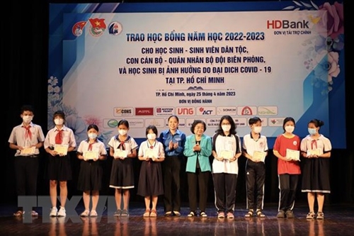 TP Hồ Chí Minh trao học bổng Vừ A Dính cho học sinh-sinh viên vượt khó