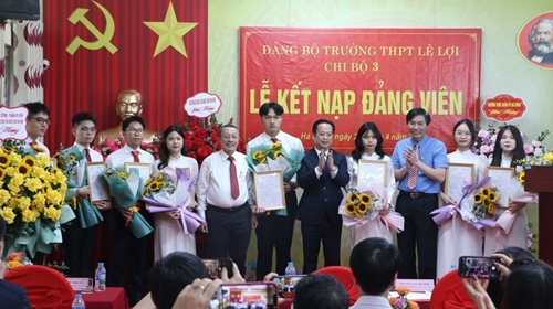 Trường THPT Lê Lợi kết nạp Đảng cho 7 học sinh