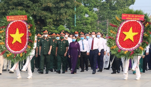 TP Hồ Chí Minh Dâng hương tưởng niệm các anh hùng liệt sĩ