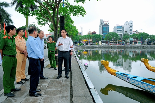 Chủ tịch UBND tỉnh Triệu Thế Hùng kiểm tra công tác chuẩn bị khai trương phố đi bộ, chợ đêm Bạch Đằng
