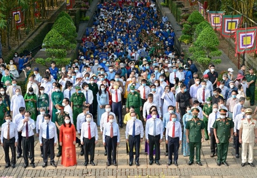 Lãnh đạo TP Hồ Chí Minh và đông đảo người dân dâng hương Giỗ Tổ Hùng Vương