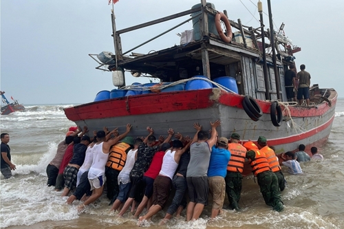Thừa Thiên Huế Cứu hộ 2 tàu cá với 8 ngư dân