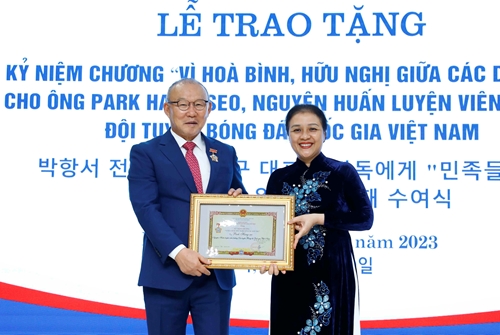 Trao tặng Kỷ niệm chương “Vì hòa bình và hữu nghị giữa các dân tộc” cho ông Park Hang-seo