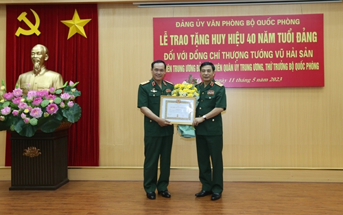 Trao Huy hiệu 40 năm tuổi Đảng tặng Thượng tướng Vũ Hải Sản