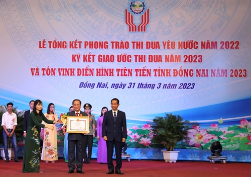 BHXH Đồng Nai đón nhận Cờ thi đua năm 2022 của UBND tỉnh