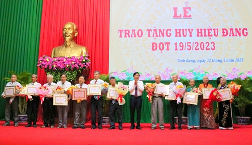 Vĩnh Long Trao tặng Huy hiệu Đảng đợt 19 5 và Giải Búa liềm vàng năm 2022 

​