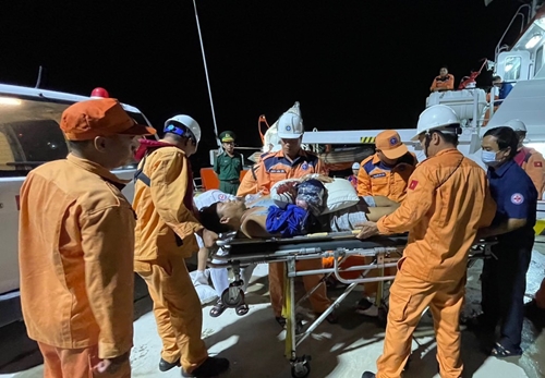 Cứu nạn kịp thời thuyền viên tàu cá Phú Yên gặp nạn trên biển