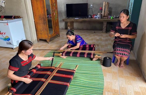 Tổ chức tập huấn truyền dạy nghề dệt thổ cẩm tại tỉnh Quảng Trị
