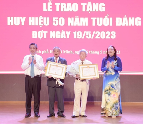 Trao huy hiệu Đảng cho nhiều đảng viên lão thành khối đại học TP Hồ Chí Minh