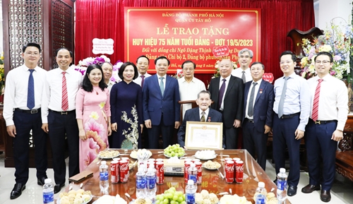 Lãnh đạo thành phố Hà Nội trao Huy hiệu Đảng cho các đảng viên lão thành