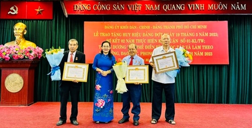 Đảng ủy Khối Dân - Chính - Đảng TP Hồ Chí Minh trao tặng Huy hiệu Đảng đợt 19 5