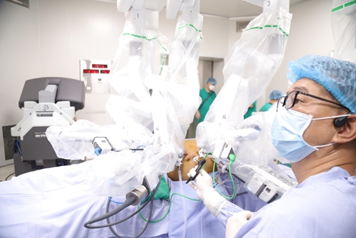 Phẫu thuật cho bệnh nhân mắc ung thư thận bằng hệ thống robot duy nhất tại Việt Nam