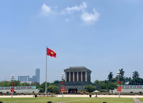Thủ đô Hà Nội rợp cờ hoa kỷ niệm 133 năm Ngày sinh Chủ tịch Hồ Chí Minh