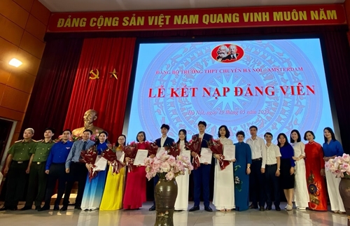 Bốn học sinh Trường THPT Chuyên Hà Nội - Amsterdam được vinh dự kết nạp Đảng