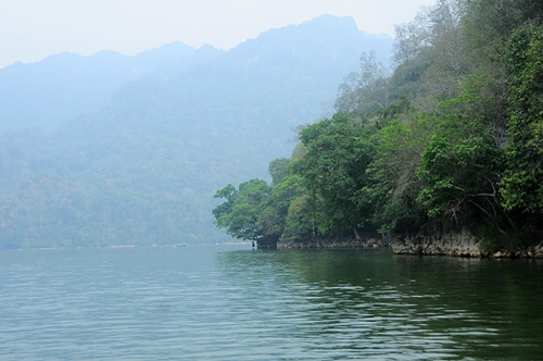 Hồ Ba Bể - viên ngọc bích giữa núi rừng
