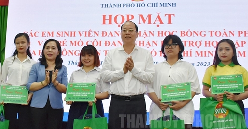 TP Hồ Chí Minh trao học bổng toàn phần và bảo trợ học tập cho sinh viên