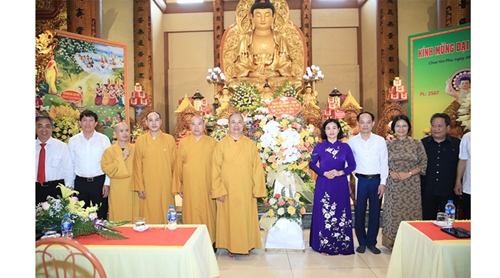 Phó Bí thư Thường trực Thành ủy Hà Nội chúc mừng Đại lễ Phật đản