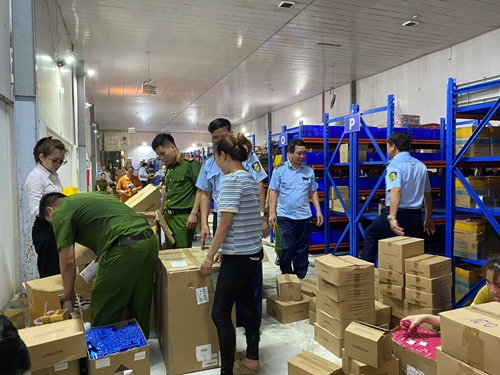 Bắc Ninh Phát hiện kho hàng chứa hàng nghìn điện thoại, máy tính bảng, đồng hồ thông minh nhập lậu