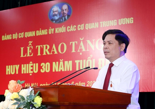 Trao tặng Huy hiệu 30 năm tuổi Đảng cho Bí thư Đảng ủy Khối các cơ quan Trung ương