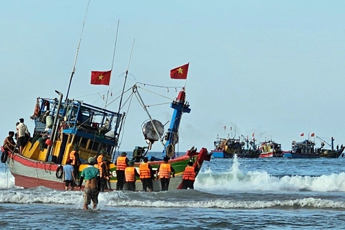 Thừa Thiên Huế Cứu hộ tàu cá và 8 ngư dân gặp nạn trên biển